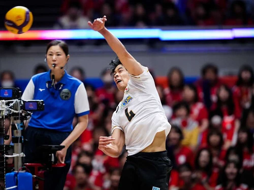 ベルギー戦で強烈なスパイクを決める宮浦健人 photo by FIVB