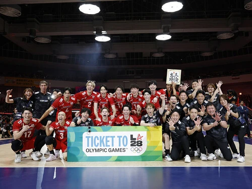 アジア選手権で優勝し、記念写真に収まる日本の選手たち photo by Yukihito Taguchi