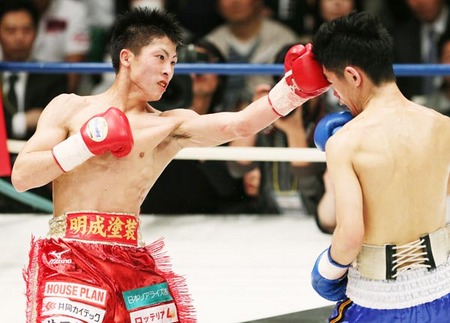 日本ランキング１位の佐野友樹（右）にまったくボクシングをさせず完勝した井上直弥（左）