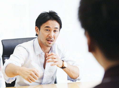 山中慎介（左）の話を熱心に聞くインタビュアーの漫画家・松原利光（右）