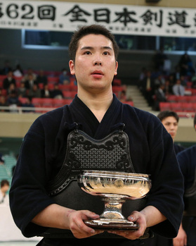 昨年の全日本剣道選手権大会で優勝し、天皇杯を手にする竹ノ内佑也