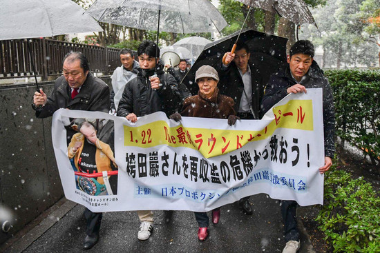 今年1月、雪の中を東京高裁へ向かう袴田巖さんの支援者たち。先頭には輪島功一氏の姿もあった