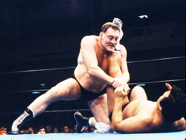 新日本プロレスのリングで戦うカール・ゴッチ