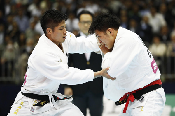 体重別選手権、男子66キロ級は丸山城志郎（写真左）が阿部一二三を破り優勝した