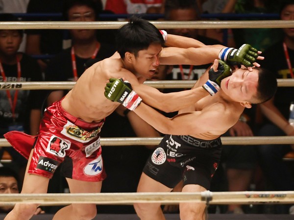 前回の対戦では朝倉海（左）が堀口恭司（右）に１回KO勝利 Photo by Nikkan Sports/AFLO