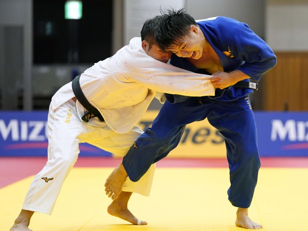 丸山城志郎（写真左）を破り東京五輪の柔道男子66キロ級の代表に内定して阿部一二三