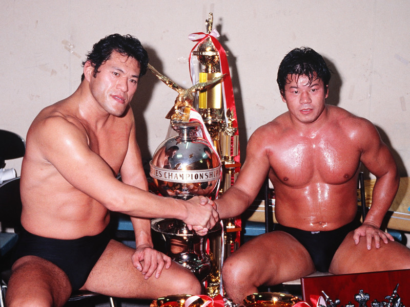 1984年のMSG タッグリーグ戦で優勝した、猪木（左）と藤波（右）