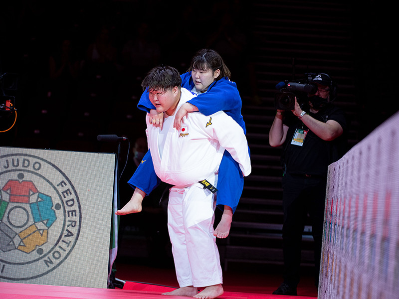 ６月の柔道世界選手権の決勝。優勝した朝比奈沙羅は、負傷した冨田若春選手をおんぶして畳を降りた。