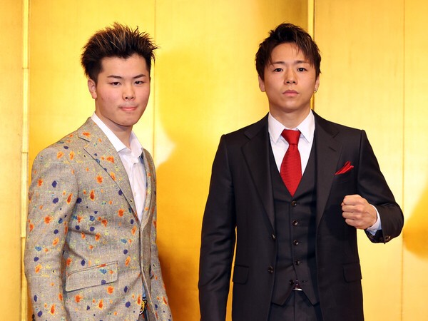 昨年の12月24日、対戦決定の記者会見を行なった那須川天心（左）と武尊