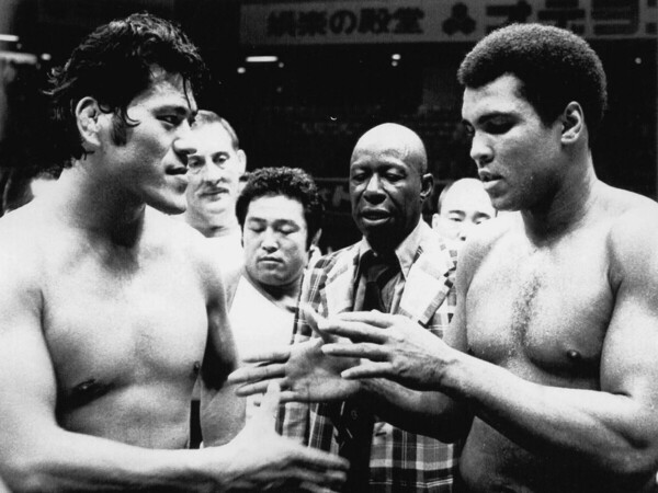1976年６月26日、モハメド・アリ（右）との試合を終えて握手を交わす猪木さん