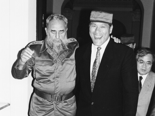 国会議員になった猪木は精力的に世界を飛び回り、キューバのフィデル・カストロ議長とも酒を飲み交わして友人になった