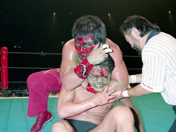 1994年５月１日の福岡ドームで、猪木を攻めるムタ