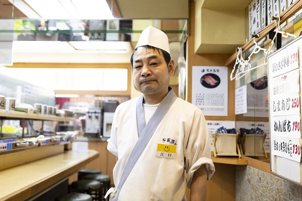 現在は東京都内の寿司屋で寿司職人として働く