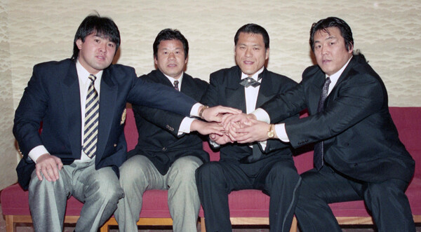 1990年代、手を合わせる（左から）武藤敬司、藤波辰爾、アントニオ猪木、長州力