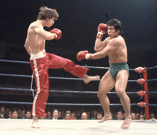 1977年の「格闘技大戦争」でマーク・コステロ（左）とキックボクシングの試合を行なった佐山聡