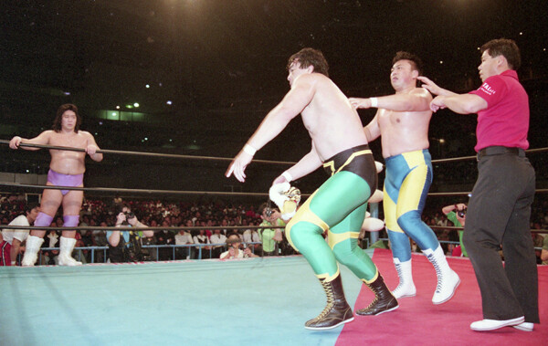 1990年５月14日、東京体育館大会で２代目タイガーマスクのマスクを脱いだ三沢（中央）