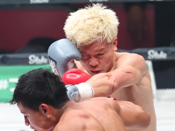 １月、ボクシング転向３戦目を３ラウンドTKO勝ちで飾った那須川（奥） photo by 東京スポーツ/アフロ