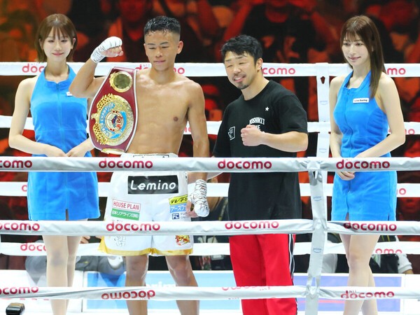 マロニー戦に勝利してベルトを手にした武居由樹（左）と八重樫東トレーナー　photo by 西村尚己/アフロスポーツ