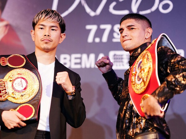 統一戦を戦う井岡一翔（左）とフェルナンド・マルチネス　photo by 日刊スポーツ/アフロ