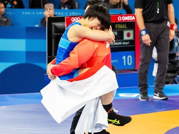 二人三脚で歩んできた父と抱き合う藤波朱理　photo by Sano Miki
