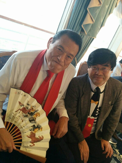 アントニオ猪木さん（左）のひと言でネクタイ愛好家になった柴田惣一氏　写真提供／柴田惣一氏