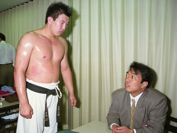 正道会館の石井和義館長（右）と話をする佐竹雅昭（左）photo by 東京スポーツ/アフロ