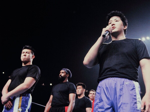 1992年、リングスの有明大会でリングに上がった佐竹（左）と前田（右）photo by 平工幸雄/アフロ