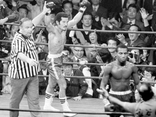ロイヤル小林は1976年10月、リアスコ(右)をKOで破り、世界Jr.フェザー級王者に　photo by Jiji Press