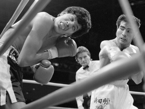 王者アルレドントに１回終了間際のラッシュでKO勝ち　photo by Kyodo News