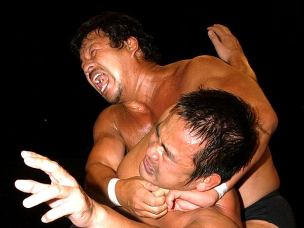 西村修（手前）をコブラツイストで攻める藤波辰爾　photo by Sankei Visual