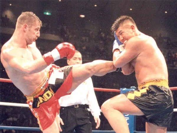 1996年10月、アンディ・フグ（左）と対戦した佐竹　photo by 日刊スポーツ/アフロ