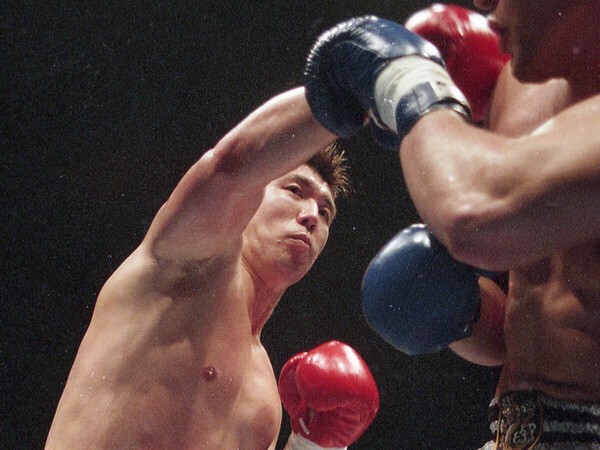 1995年のK-1グランプリで、ジェロム・レ・バンナ（右）にパンチを見舞う佐竹雅昭　photo by Kyodo News