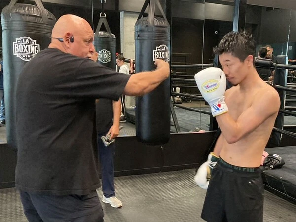 中谷（右）を指導するトレーナーのルディ氏