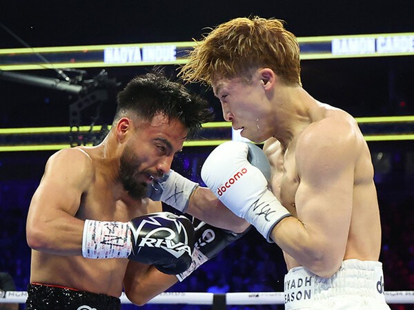 ラスベガスで挑戦者カルデナス（左）を迎え撃った井上　photo by Top Rank