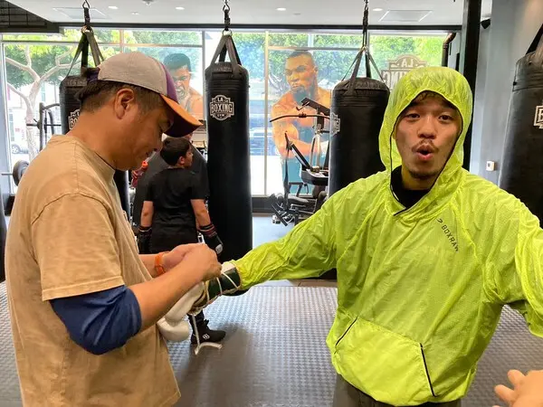 岡辺大介トレーナー（左）と中谷