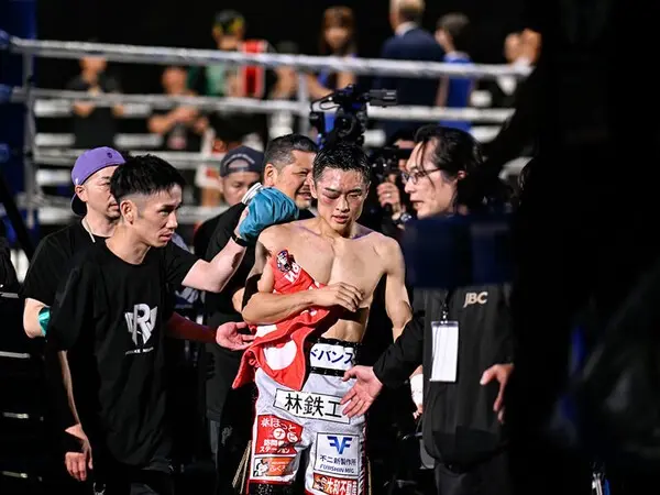 試合で右目を腫らし、右肩を脱臼したことで棄権となった西田だが、健闘が光った　photo by Hiroaki Yamaguchi