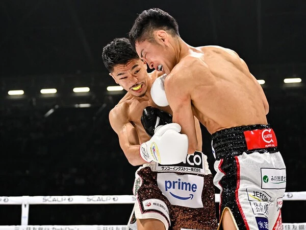 珍しくアグレッシブに西田凌佑（右）を攻めた中谷潤人　photo by Hiroaki Yamaguchi