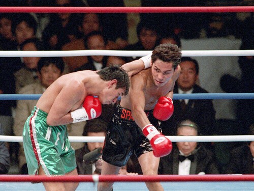 最初から最後まで自身の信じた道を走り続けた鬼塚（写真はカストロとの3度目の防衛戦）　photo by Jiji Press