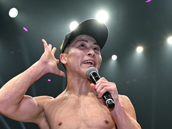 勝利した試合後、マイクパフォーマンスで「誰が衰えたって⁉」と問いかけた井上　photo by Hiroaki Finito Yamaguchi/AFLO