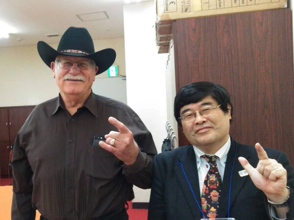 ハンセン（左）とポーズをとる柴田氏（写真／柴田氏提供）