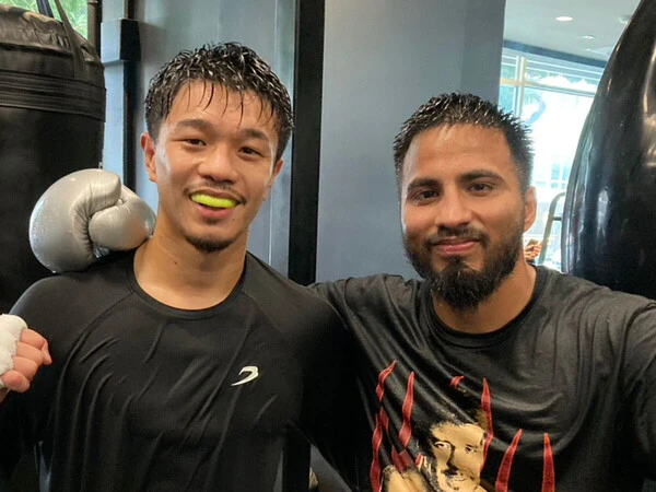 中谷（左）のスパーリングパートナーを務めたカルデナス