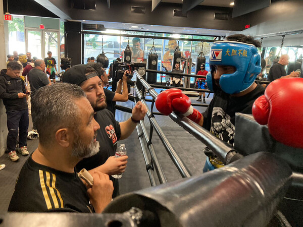 カルデナス（右）とその陣営