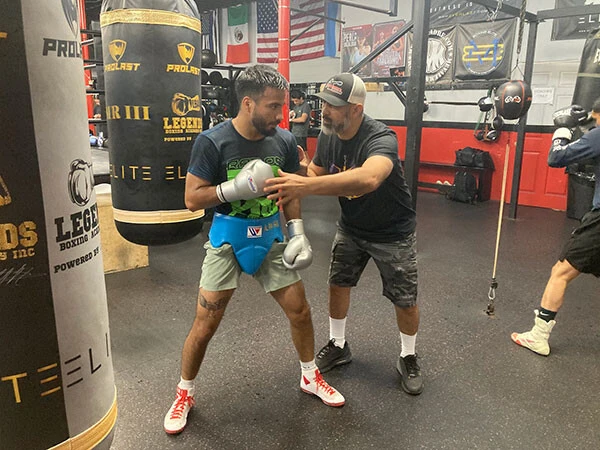 カルデナス（左）を指導するロブレス