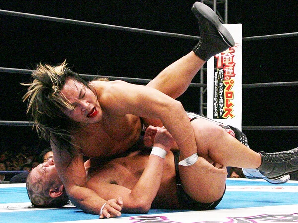 2012年１月４日の東京ドームでのレッスルキングダムVIで鈴木みのる（下）を下し11度目の防衛に成功した棚橋弘至photo by Sankei Visual