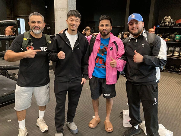 中谷（左から２番目）と99ラウンドのスパーを行なったカルデナス（右から２番目）と、トレーナーのロブレス（左から１番目）