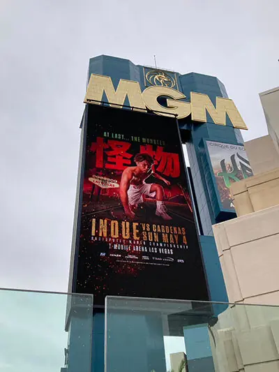 MGMには「怪物」と書かれた巨大広告も photo by Soichi Hayashi Sr.