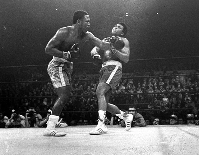 1971年３月、アリ（右）からダウンを奪って勝利したフレージャー　photo by AP/アフロ