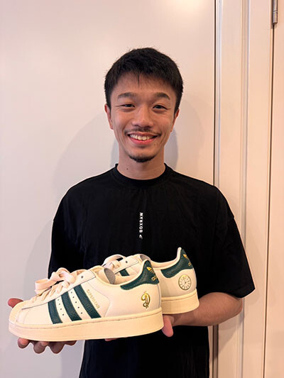 中谷にプレゼントされたスニーカー　photo by Ryuto Nakatani