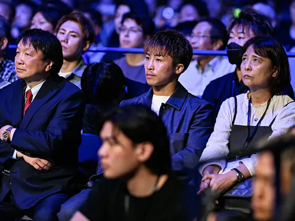 大橋ジムの大橋秀行会長（左）と試合を見守った井上尚弥（中央）。来年５月に中谷との対戦が予定されている　photo by Hiroaki Yamaguchi