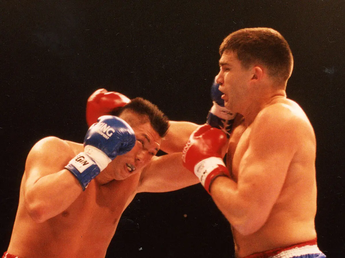 1994年のK-1グランプリの決勝で戦った佐竹（左）とピーター・アーツ　photo by Kyodo News